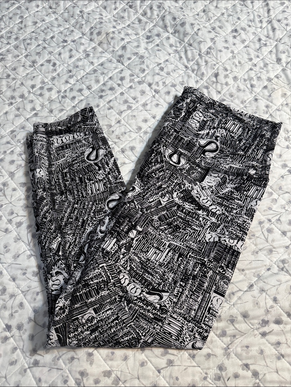 Lululemon Black & White Graphic Print Capri Leggings 14
